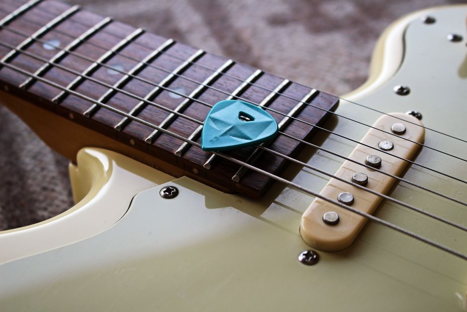Meranie výšky strún na gitare