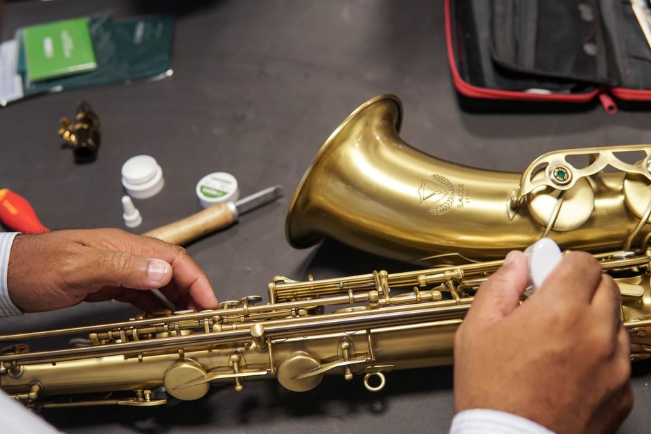 Saxofón s rozobratou mechanikou pri oprave